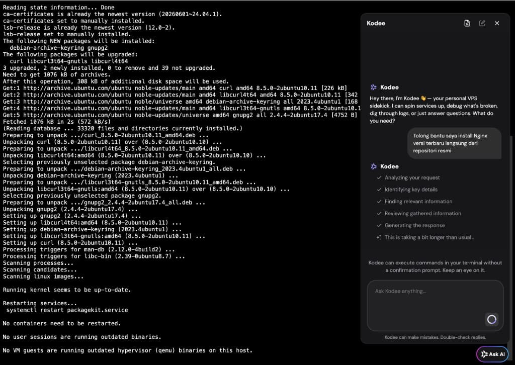 Kodee mengeksekusi perintah di terminal kiri saat proses install